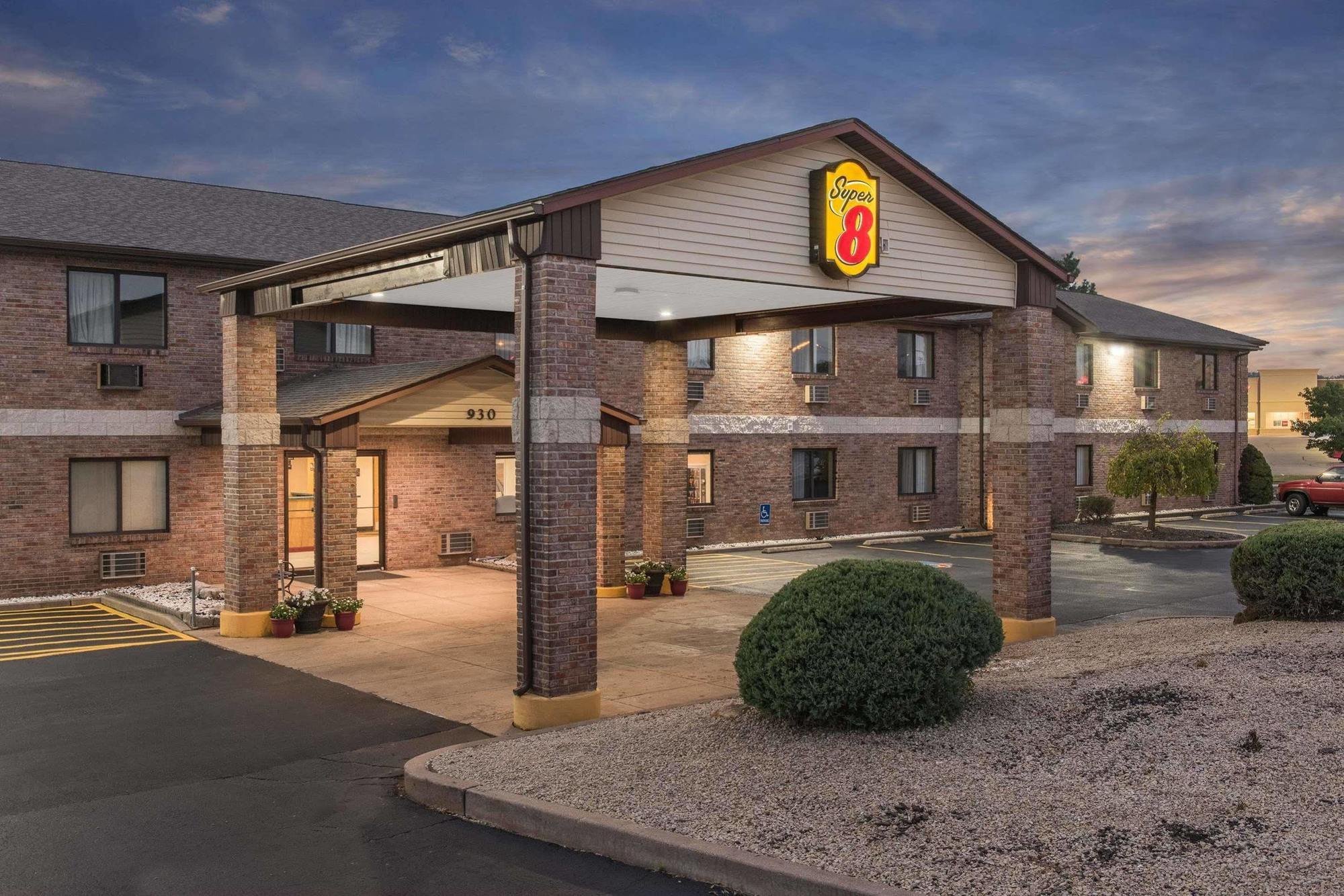 Super 8 By Wyndham Farmington Hotel Exterior photo